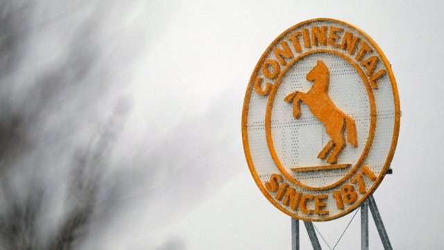 Германският доставчик на автомобилни компоненти Continental AG временно възобнови производството