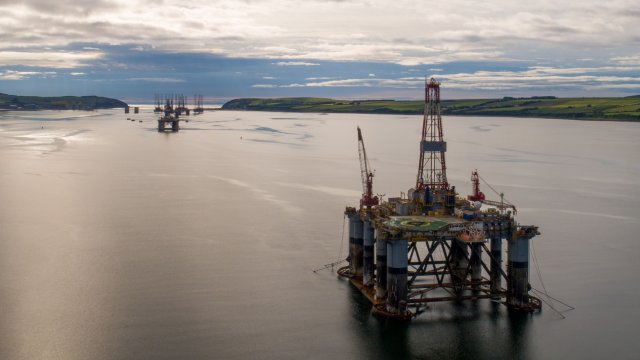 Украинските въоръжени сили са обстреляли петролодобивна платформа експлоатирана от Русия