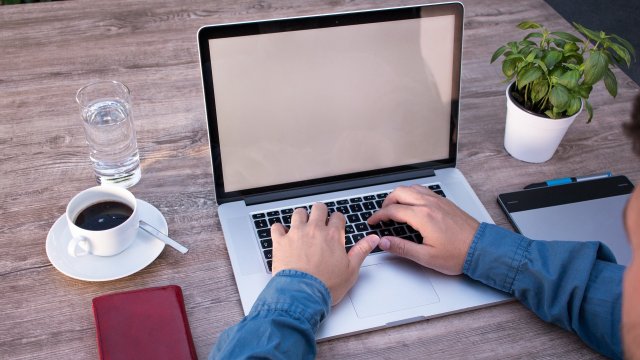 Заливането на лаптоп с вода или друга течност не е