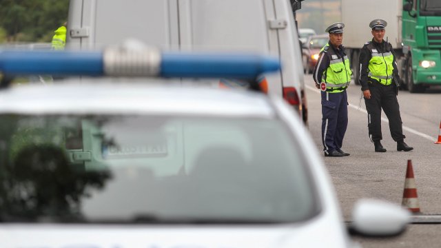 Полицаи които патрулирали трафика докато се движели сред него хванаха