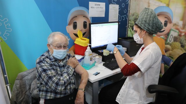 Четвърта доза на ваксина срещу Ковид 19 повишава антителата пет пъти