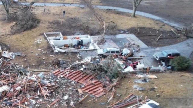 Шестима души са загинали при опустошително торнадо което премина през централната