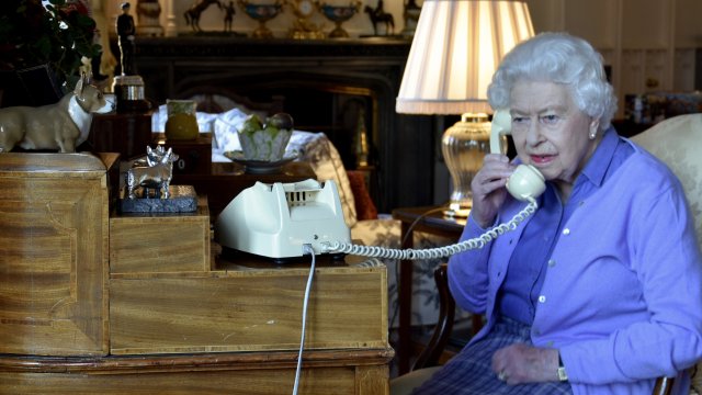 Смразяващи кадри показват предполагаем нападател с арбалет в замъка Уиндзор