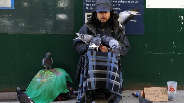 Мария Синтрон ръководи кухнята за бедни The HopeLine в Южен