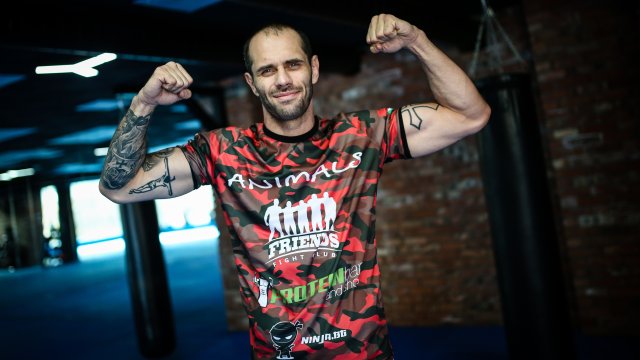 Един от най популярните български ММА и кикбокс бойци Деян Топалски