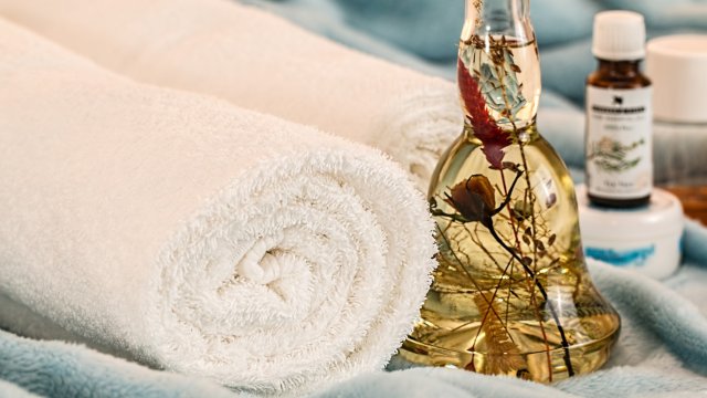 Етеричното масло от чаено дърво е добре познато в грижата