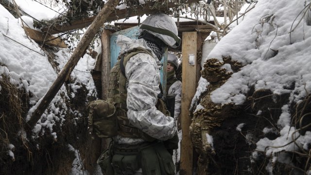 Войник от украинската национална гвардия простреля по неизвестни причини охранители