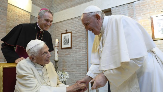 Папа Франциск заяви че бившият папа Бенедикт е много болен