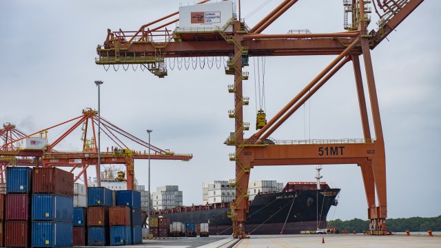 На контейнерния терминал в Пирея е била задържана голяма пратка