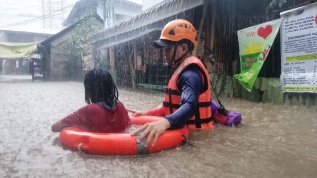Тайфунът Раи удари централната част на Филипините Евакуират повече от