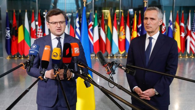 Украинският външен министър Дмитро Кулеба заяви днес при пристигането си