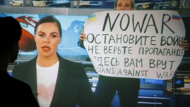 В Москва руската журналистка Марина Овсянникова е била задържана за