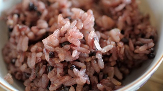 Редовната консумация на кафяв ориз може да помогне за по-балансирано хранене.