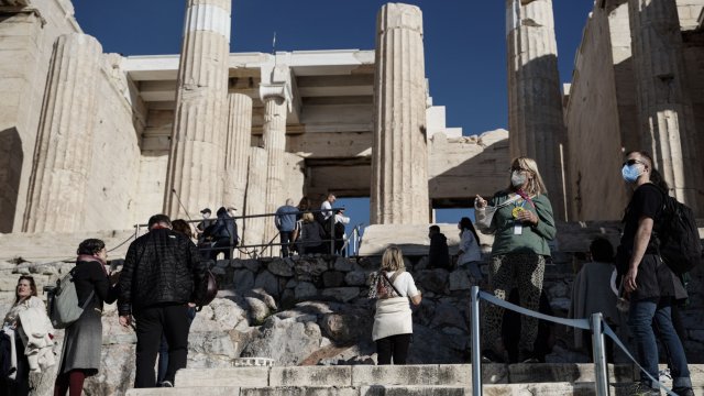 Гърция обмисля премахване на всички Ковид ограничения за ваксинирани Хотелиерите