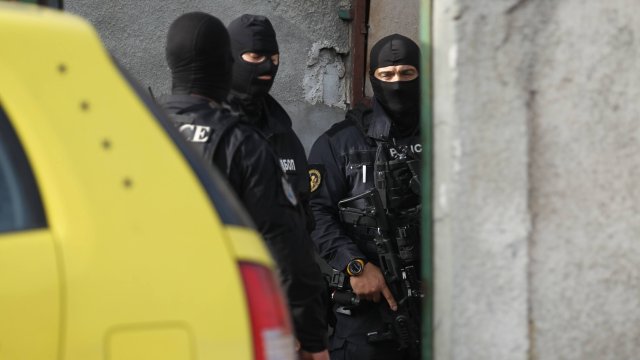 Маскирани и въоръжени мъже са нахлули през изминалата нощ в