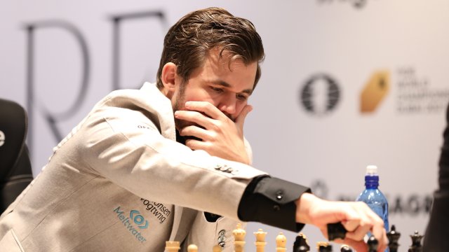 Норвежецът Магнус Карлсен поведе с две точки в битката за