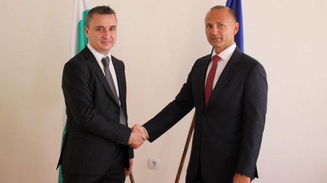 На кратка церемония в Министерството на енергетиката министърът в оставка