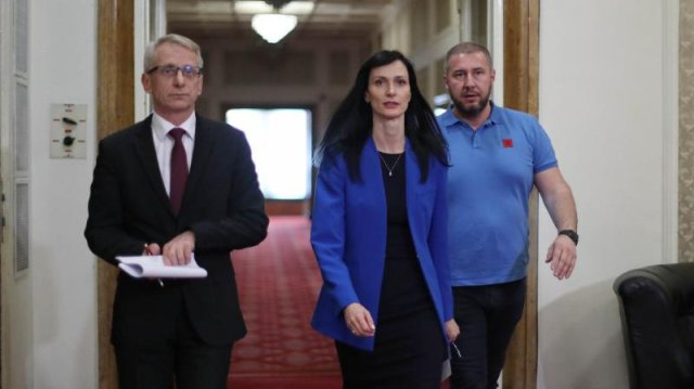 Променят Конституцията, Мария Габриел поясни за ротационния принцип с Денков 