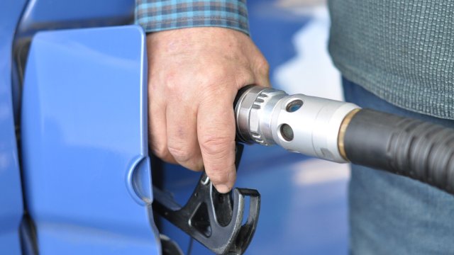 Сегашната цена на горивата на бензиностанциите в България е за