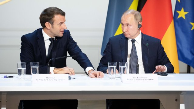 Руският президент Владимир Путин в телефонен разговор с френския лидер
