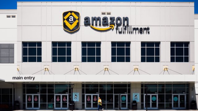 Платформата за онлайн търговия Amazon беше обвинена че потенциално заблуждава