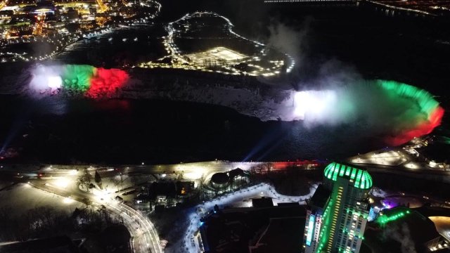 Ниагарският водопад беше осветен в цветовете на българския трибагреник по