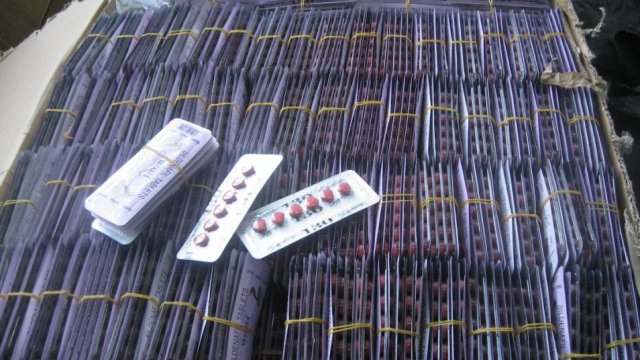 Голямо количество сексуални стимуланти парфюмерийни и текстилни изделия с надписи