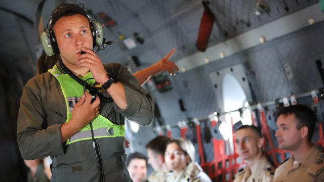 Военнослужещи от дежурните сили и средства на 16 авиобаза Враждебна бяха