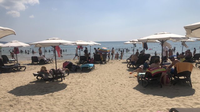 Без безплатни и евтини чадъри и шезлонги се очертава да