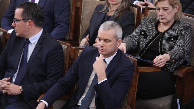Лидерът на Възраждане Костадин Костадинов съобщи че партията още днес