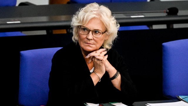 Германският министър на отбраната Кристине Ламбрехт подаде оставка след постоянни