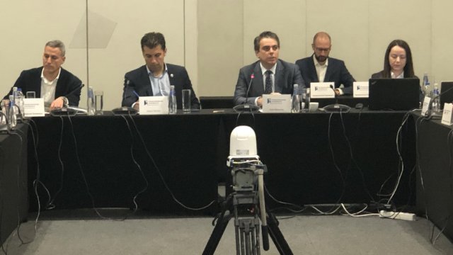 Икономическата политика има два основни стълба парична и фискална