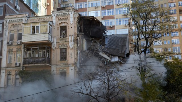 След мощна експлозия в жилищен блок в столицата на английския