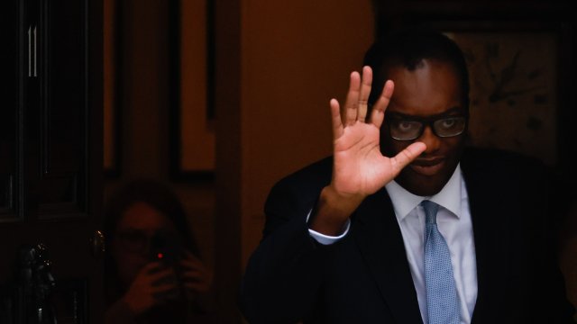 Британският премиер Лиз Тръс уволни финансовия министър Куаси Куартенг малко преди