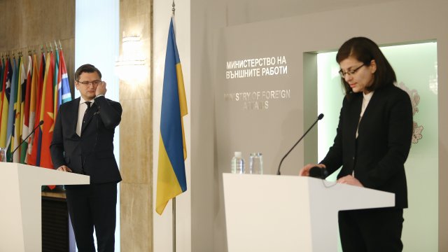 Външният министър на Украйна Дмитро Кулеба разговаря с българския си