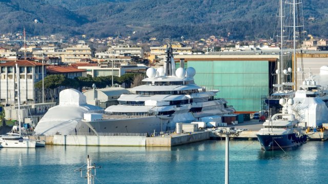 Когато суперяхтата Amadea на стойност 325 милиона долара която е