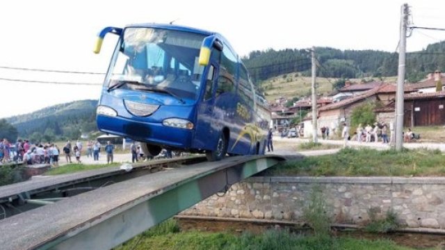 50 пътници бяха спасени от аварирал автобус в Копривщица след