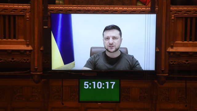 Президентът на Украйна Володимир Зеленски позовавайки се на военната непокорност