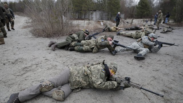 Украйна съобщи че един войник е загинал а шестима са
