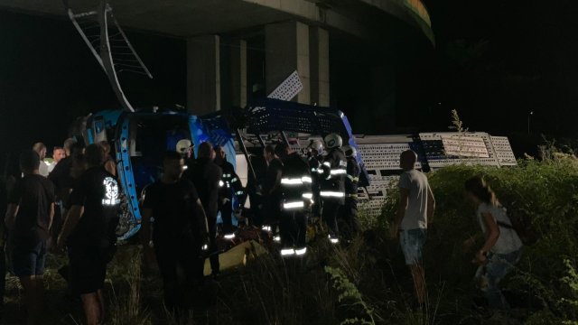 Автовоз падна от мост на пътен възел Даскалово край Перник