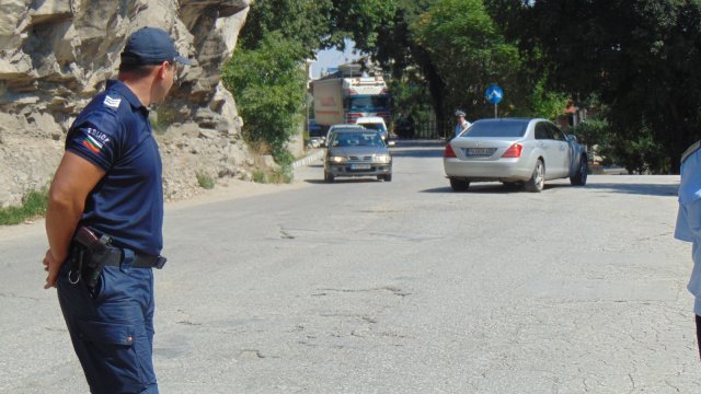 Във връзка с почистване на срутище възникнало на пътя Асеновград