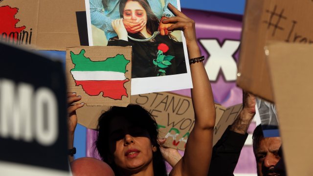 Бомба с коктейл Молотов беше хвърлена срещу иранското посолство в