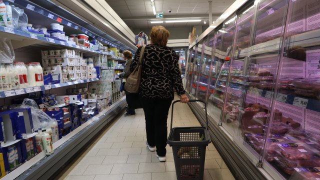 Високите цени на стоките в Гърция принуждават гърците да пазаруват