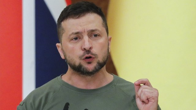 Украинският президент Володимир Зеленски каза че обстановката при окупираната от