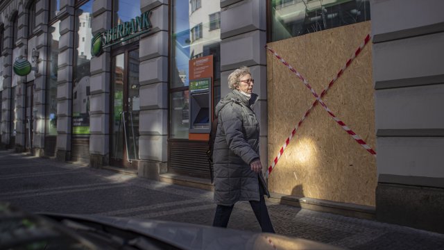 Русия реагира на замразяването на част от резервите си като