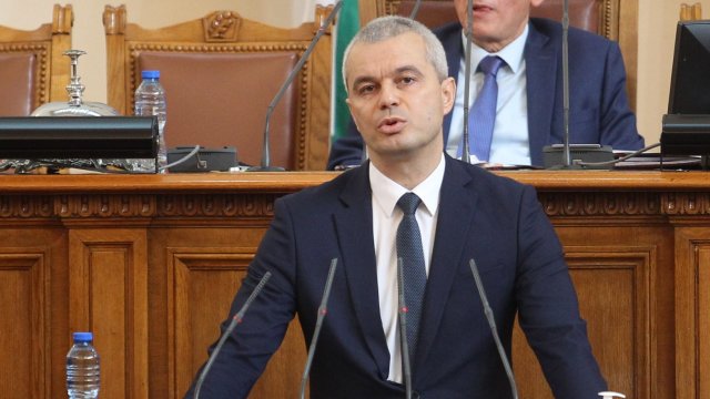 Лидерът на "Възраждане" Костадин Костадинов излезе с декларация от името