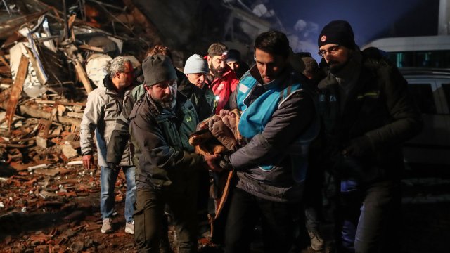 Докато спасителите продължават да се борят с лошото време търсейки