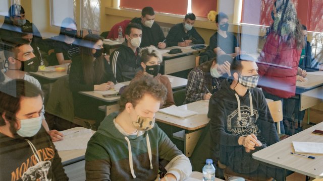 Негативните последици от онлайн обучението върху учениците са много твърдят