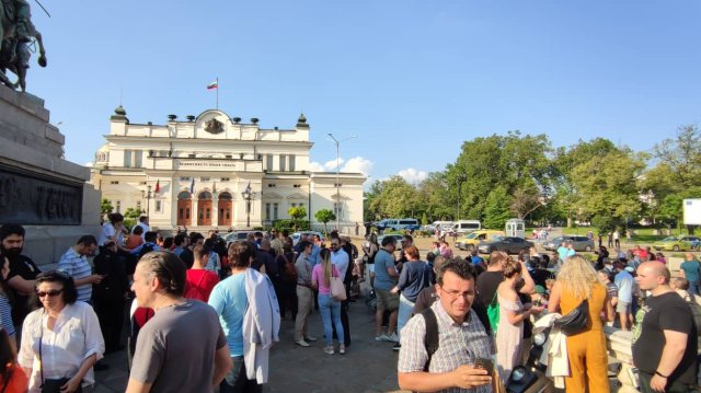 В този час пред Народното събрание се провежда протест в