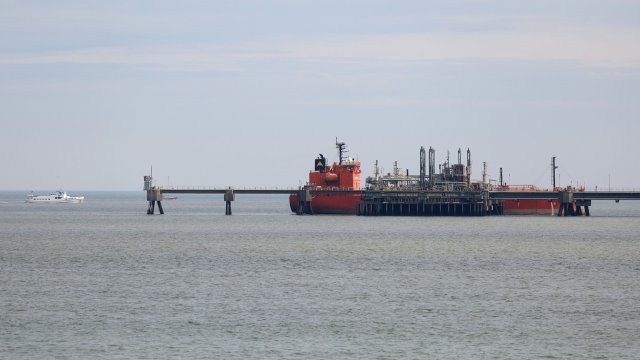 Два плаващи терминала за втечнен природен газ LNG пристигнаха в